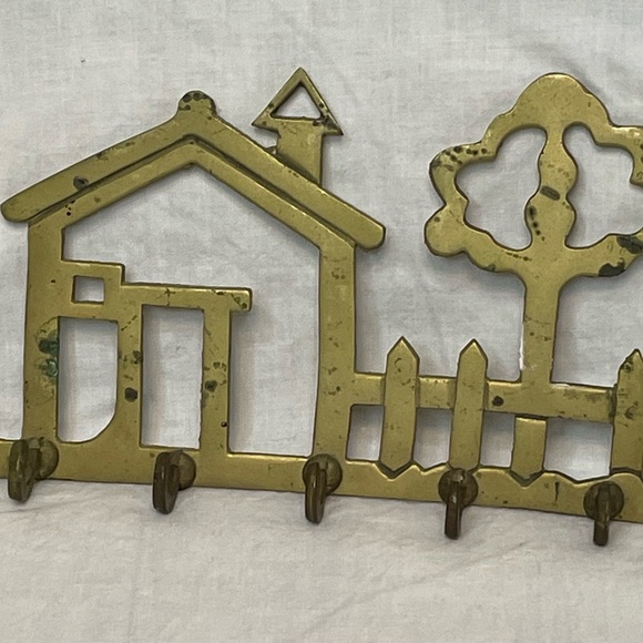 Vintage solid brass wall key holder. Design is of a home, picket fence and tree. - Picture 5 of 9
